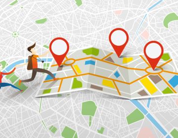 Agent de l'office de tourisme transmettant le Pass'Vincennes Tourisme M.Spera / CRT Paris Ile-de-France