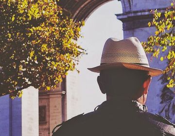 Tourist in front of the Triumph Arch CRT IDF/ATF/Liiinks/Osmany Tavares