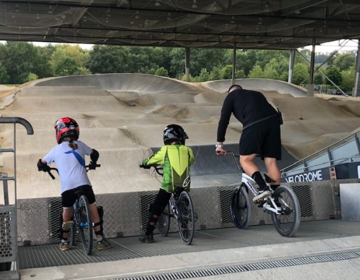 Départ d'une compétition de BMX avec deux enfants et un adulte
