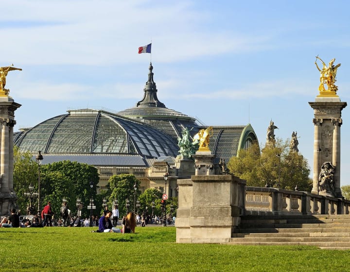 Esplanade des Invalides en arriere plan le Pont Alexandre III et le Grand Palais, Paris