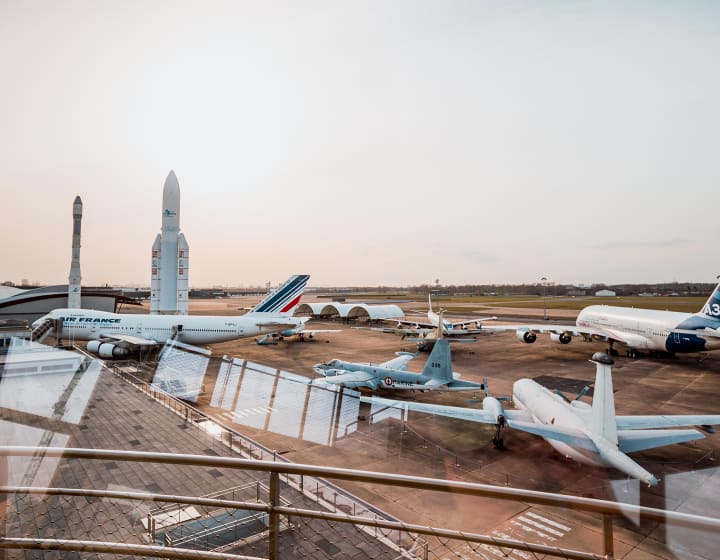 Avions et maquettes de fusées Ariane sur le tarmac de l'aéroport du Bourget, Musée de l'Air et de l'Espace.