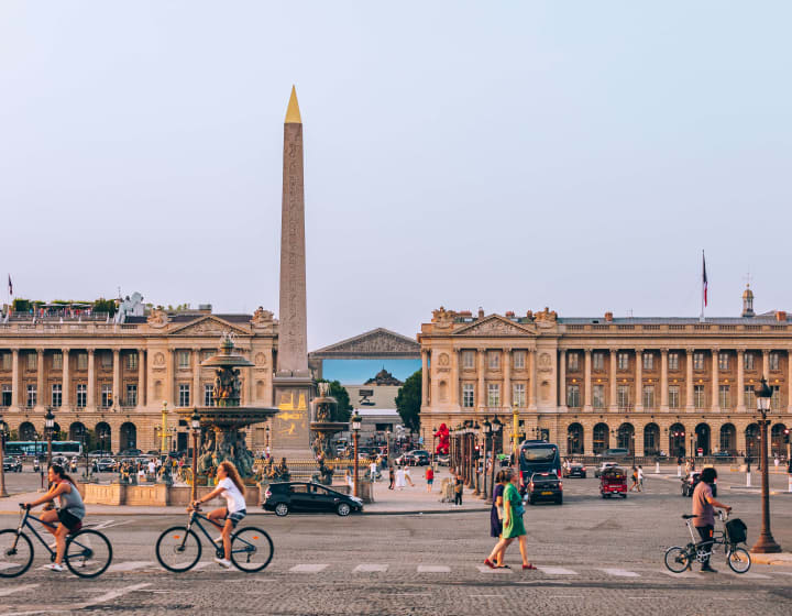Passage piéton, obélisque, hôtel de la marine et hôtel Crillon sur la place de la Concorde