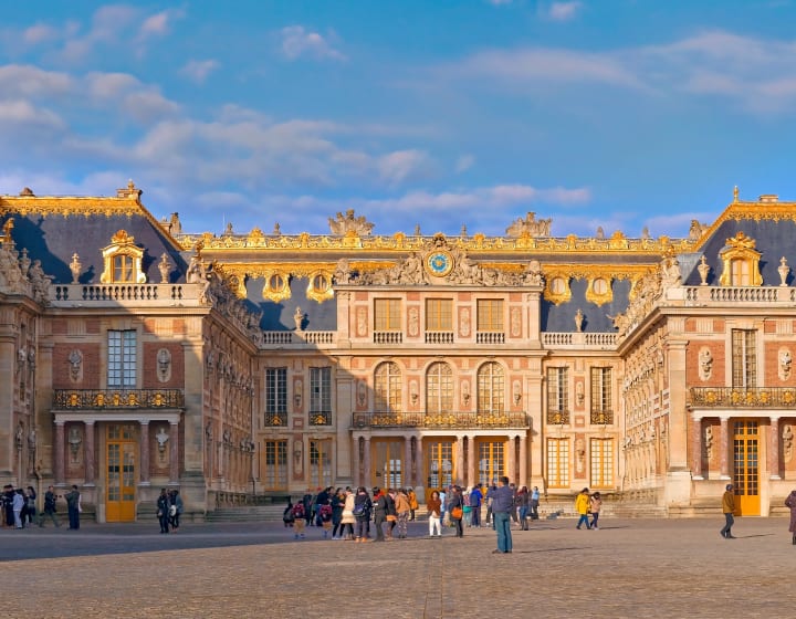 Personnes devant le château de Versailles