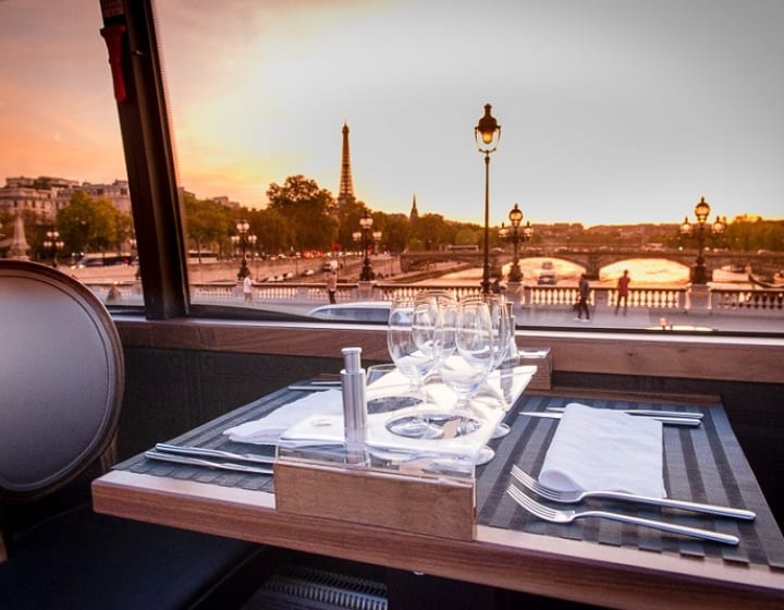 Table dressée dans le Bustronome à la tombée de la nuit