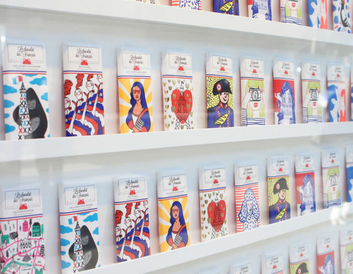 Vitrine de tablettes de chocolat représentant la France tels que La Joconde, Napoléon, la Tour Eiffel ou encore le Moulin Rouge