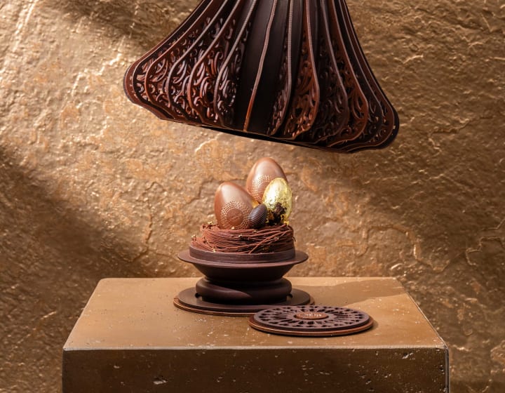 Œufs de Pâques avec cloque en chocolat au dessus