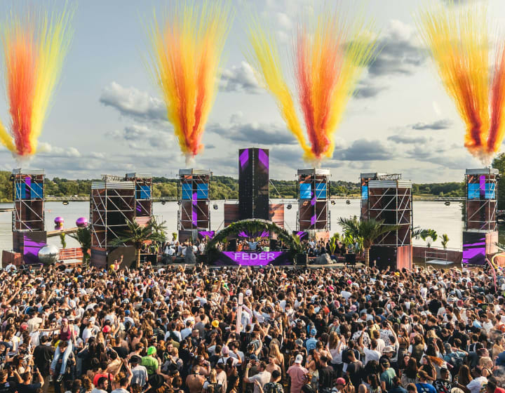 Concert avec foule et jets de couleurs type feu d'artifice