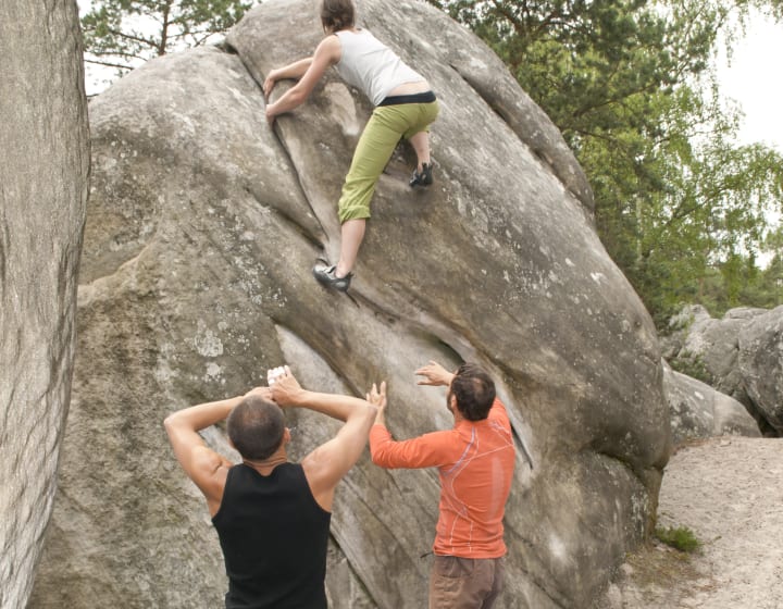 Varappe sur bloc rocheux Fontainebleau.