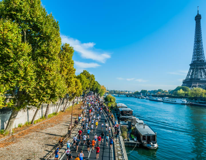 Coureurs du marathon de Paris sur les berges de Seine