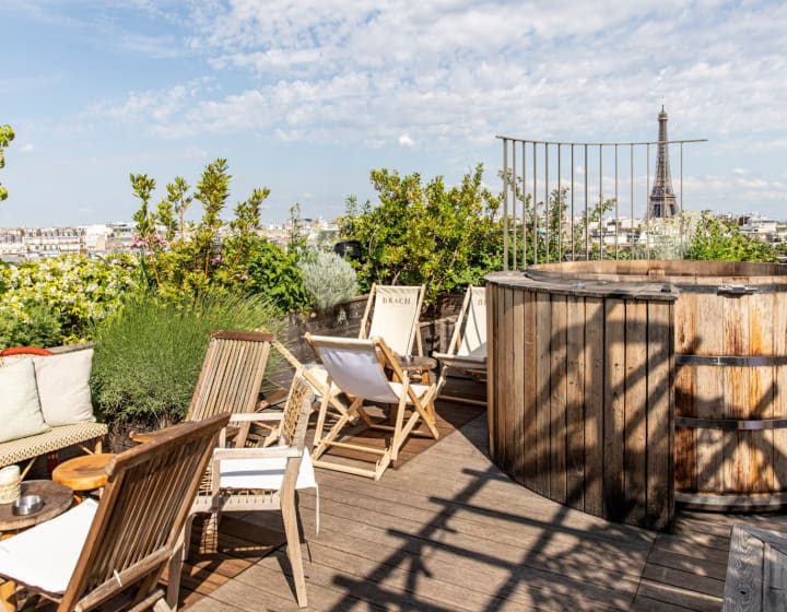 Ambiance détente avec chaises longues sur le rooftop de l'hôtel Brach