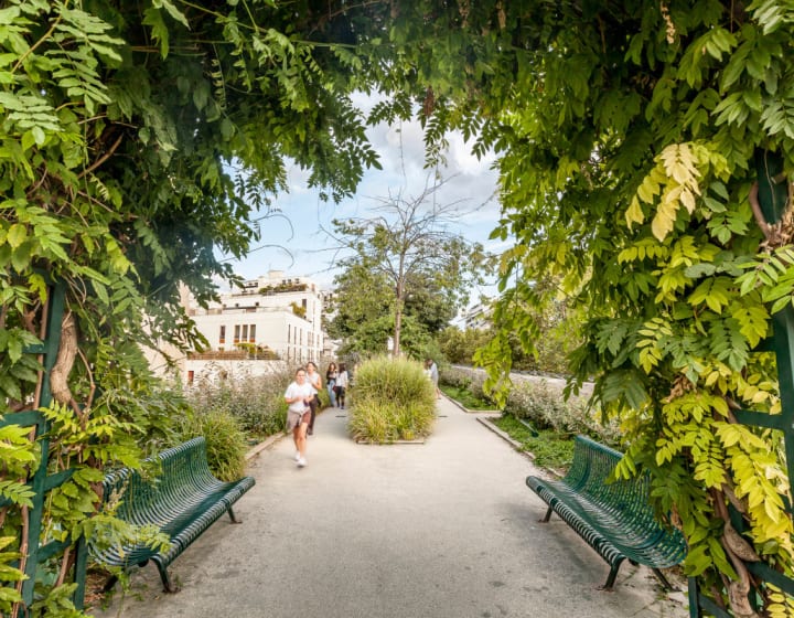 Personnes courant sur le Viaduc des Arts sur la coulée verte