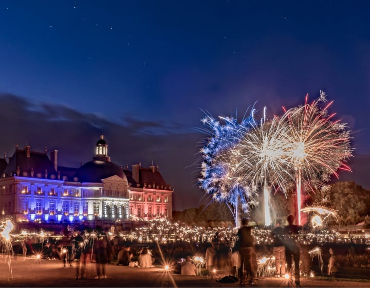 Feu d&#039;artifice au château de Vaux-le-Vicomte illuminé en bleu blanc rouge