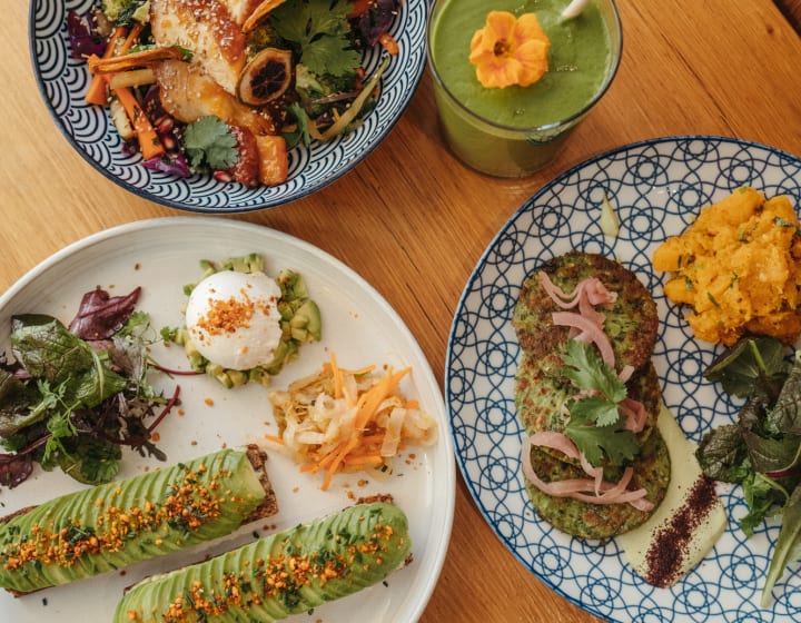 Plats et smoothie vegan sur une table du restaurant Judy