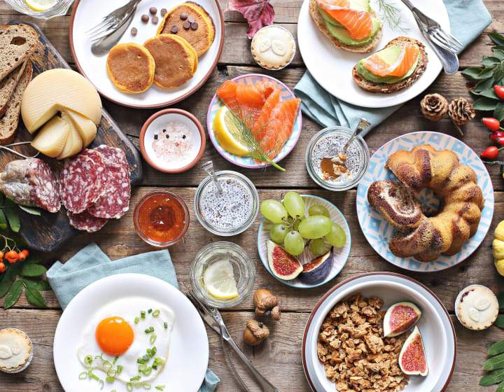 Brunch de Thanksgiving. Petit-déjeuner ou brunch familial d'automne servi sur une table rustique en bois.