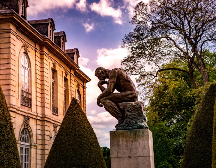 Sculpture du Penseur de Rodin devant le musée