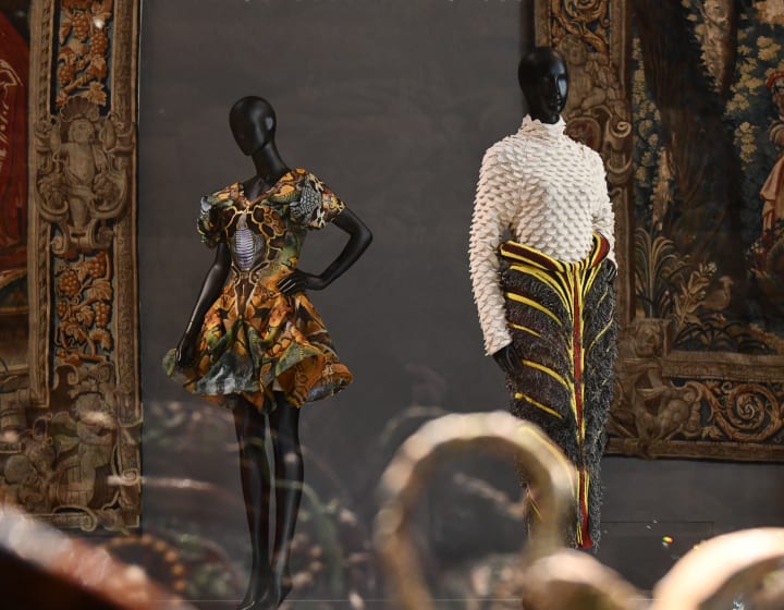 Vêtements exposés sur mannequin d&#039;Alexander McQueen et Bottega Veneta