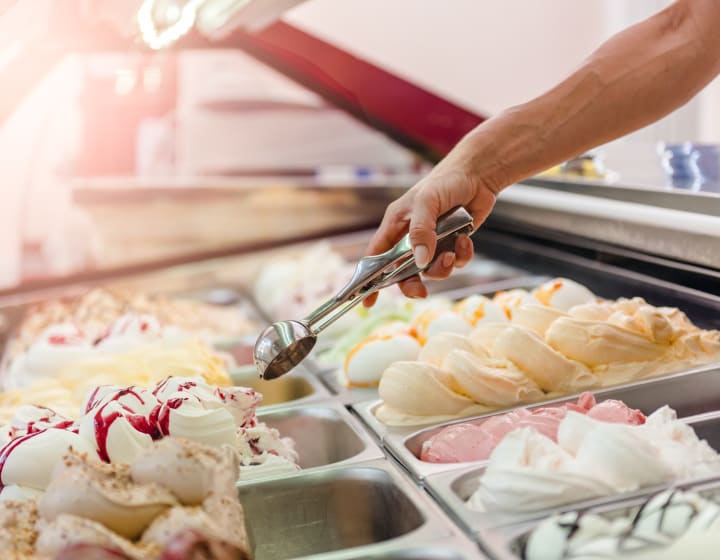 Femme servant une glace
