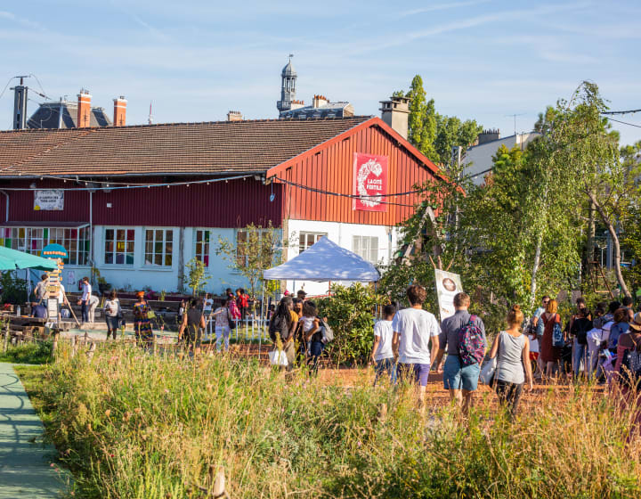 Extérieur de la Cité Fertile avec bâtiment et installations