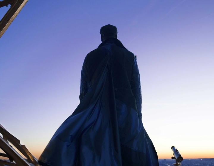 Omar Sy de dos à la Tour Eiffel