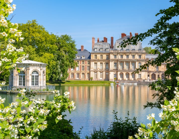 Château de Fontainebleau derrières l'étang des Carpes et le Pavillon de l'Etang