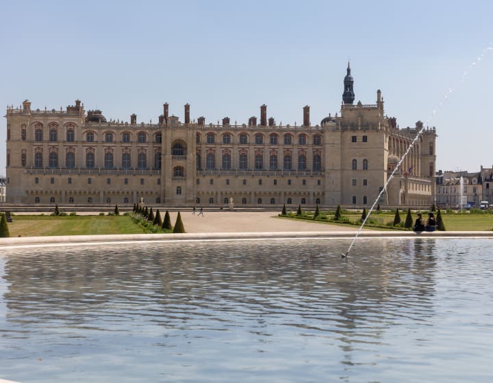 Château de Saint Germain-en-Laye derrière la fontaine dans le parc