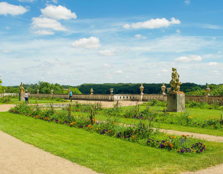 Jardin du château de Fonainebleau avec statues