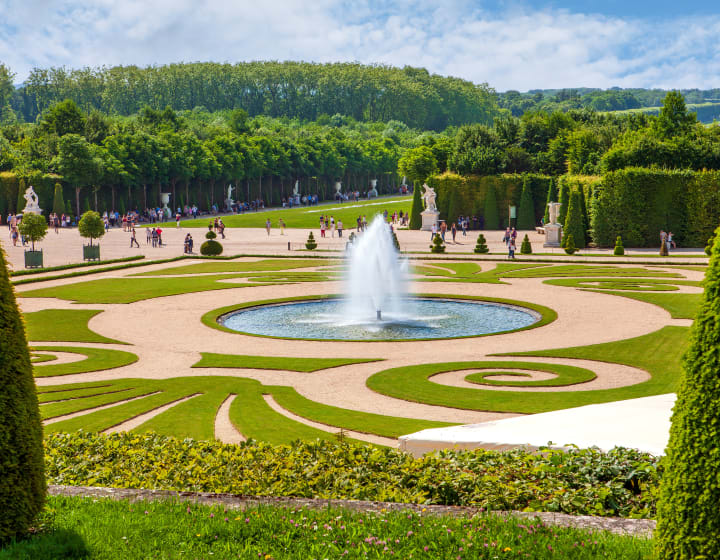 Les visiteurs profitant d'une journée ensoleillée au parc national de Versailles.