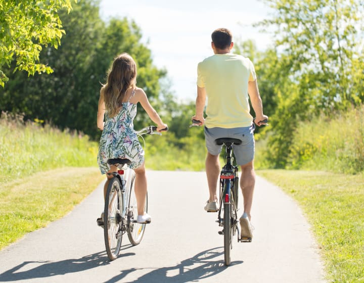 Couple se baladant à vélo