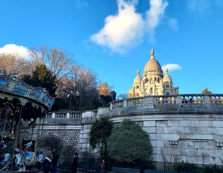 Basilique du Sacré Cœur vu du square Louise Michel avec manège au premier plan