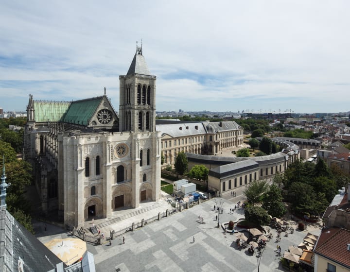 Vue aérienne de la basilique cathédrale de Saint-Denis