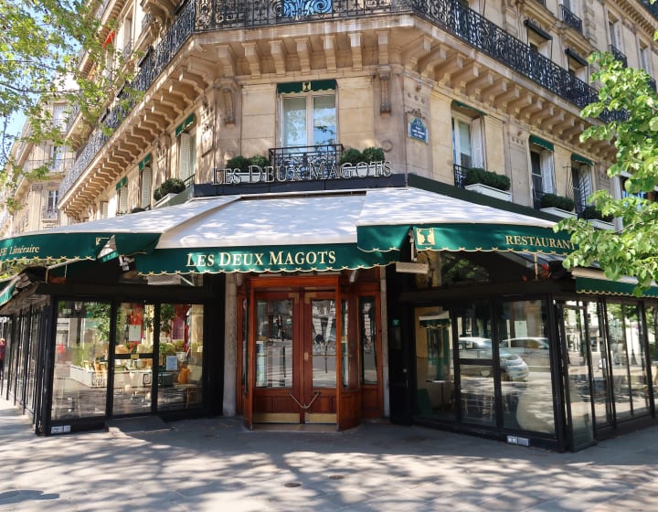 Façade du café restaurant "Les deux magots" sur le boulevard Saint-Germain