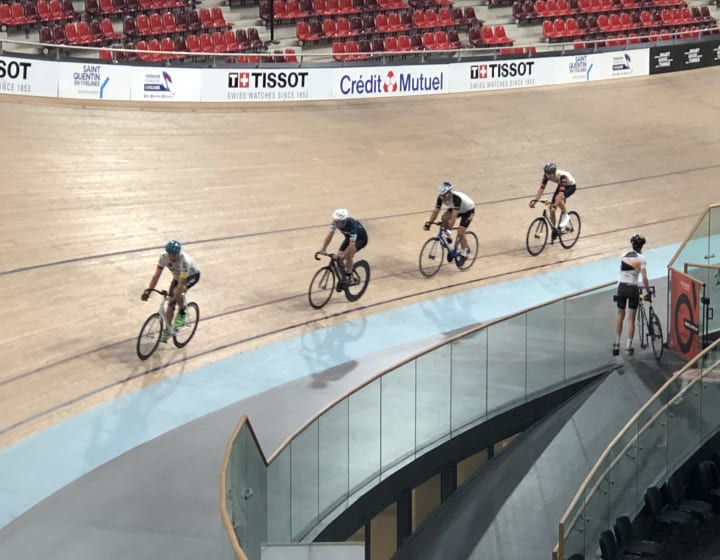 Cyclistes sur la piste du vélodrome national  de Saint-Quentin