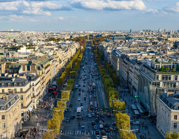 Avenue des Champs-Elysées vue depuis le toit de l'Arc de Triomphe