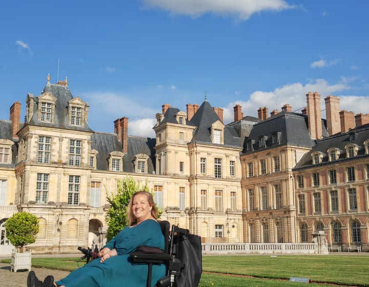 Marie dans la cour du château de Fontainebleau