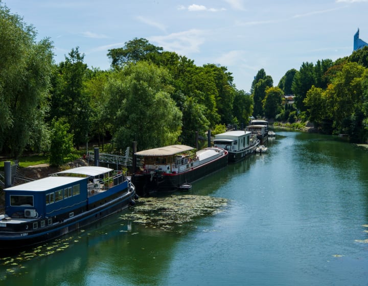 Péniches sur la Seine à Neuilly-sur-Seine