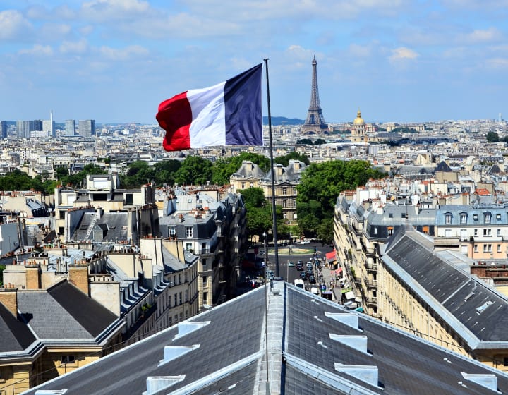 Vue depuis le toit du Panthéon avec drapeau français, Tour Eiffel et Dôme des Invalides