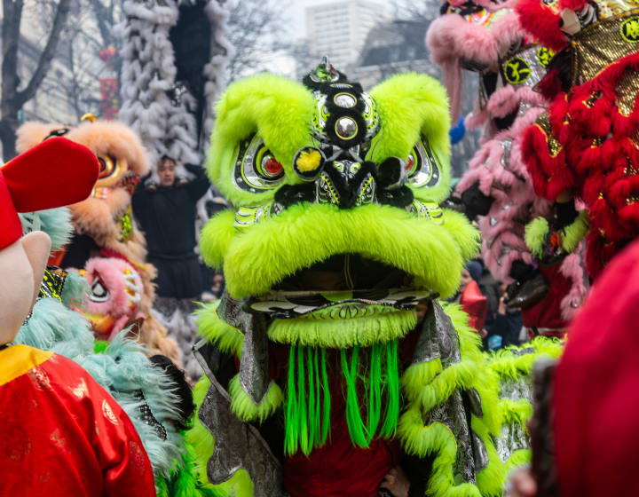 Danse des lions pendant le défilé du nouvel an chinois