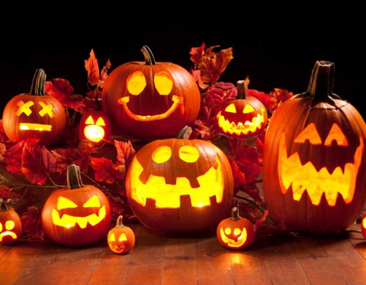 Groupe de lanternes citrouilles sculptées pour Halloween