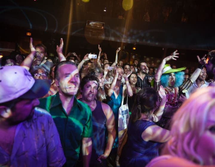 Public faisant la fête dans le cabaret Madame Arthur, Paris