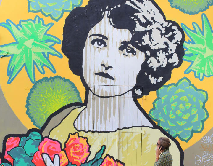 Femme devant une œuvre de Street Art de JBC Art, rue de l&#039;Ourcq, Paris