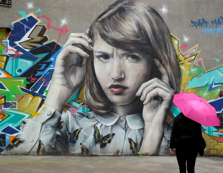 Mur de street art peint avec une jeune fille à Vitry