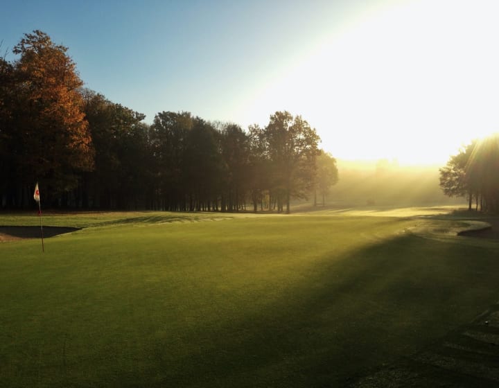 Soleil couchant sur le golf de Marivaux désert