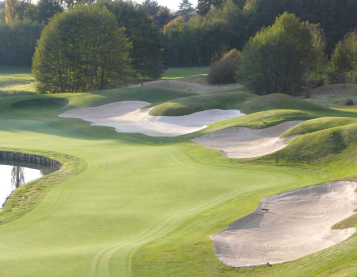 Parcours du golf de courson avec plan d'eau avec bunkers