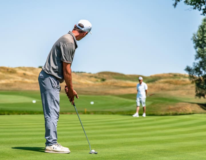 Homme jouant au golf