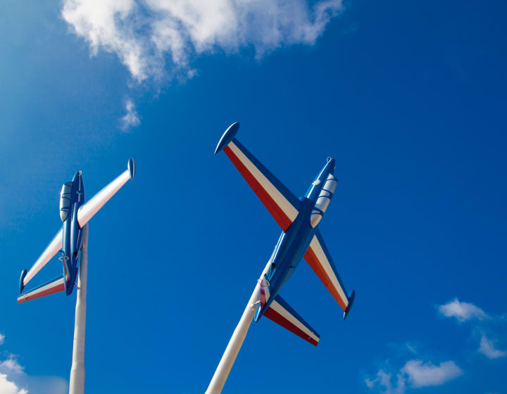 Maquettes d&#039;avions à l&#039;entrée principale du célèbre musée de l&#039;aviation et de l&#039;espace de l&#039;aéroport du Bourget, l&#039;un des plus grands musées au monde.