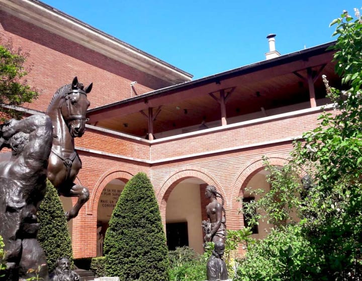 Statue de cheval dans la cours du musée Bourdelle