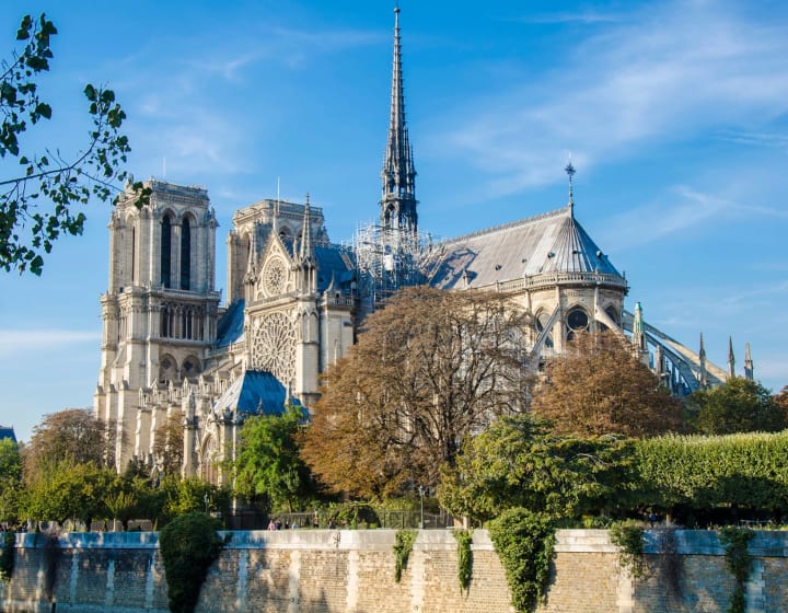 Cathédrale vue des berges de Seine