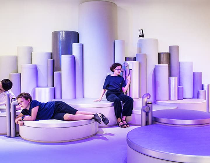 Famille en visite à la Cité de la Musique, Philharmonie de Paris