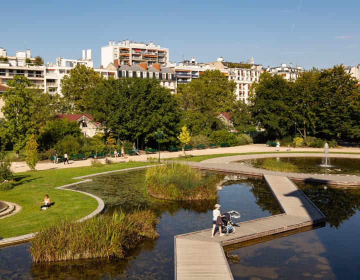 Vue semi-aérienne du parc Georges Brassens avec promeneurs, plan d'eau et espaces verts
