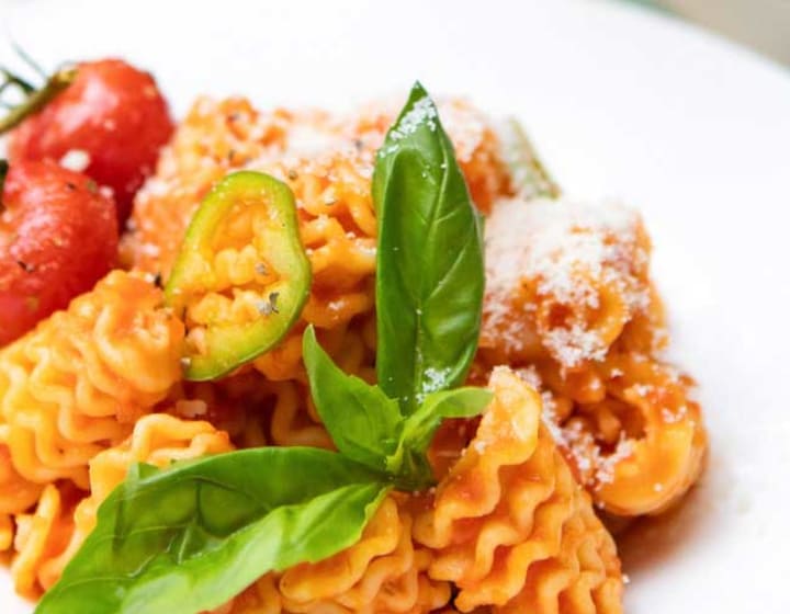 Assiette de pâtes, tomates et basilic
